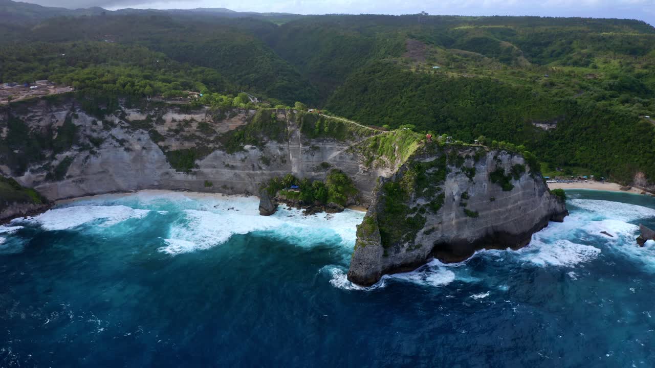 Diamond Beach und Küste der Insel Nusa Penida in Indonesien – Drohnenaufnahme aus der Luft
