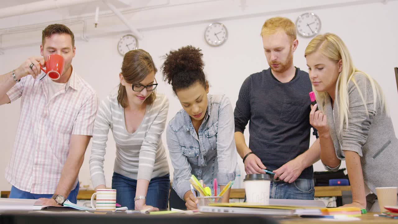 colegas corrigiendo borrador