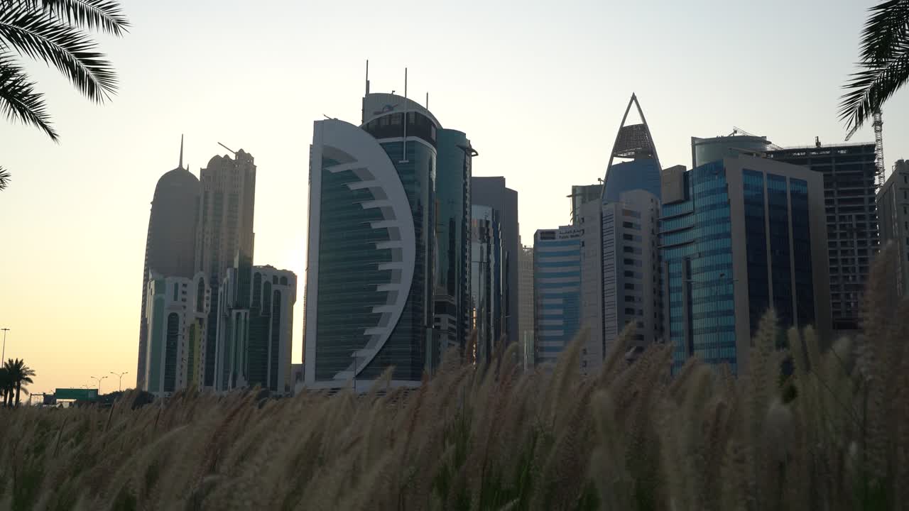 doha, qatar- 03 de noviembre de 2020: el horizonte de la ciudad de qatar durante la puesta de sol con un cielo sombrío.