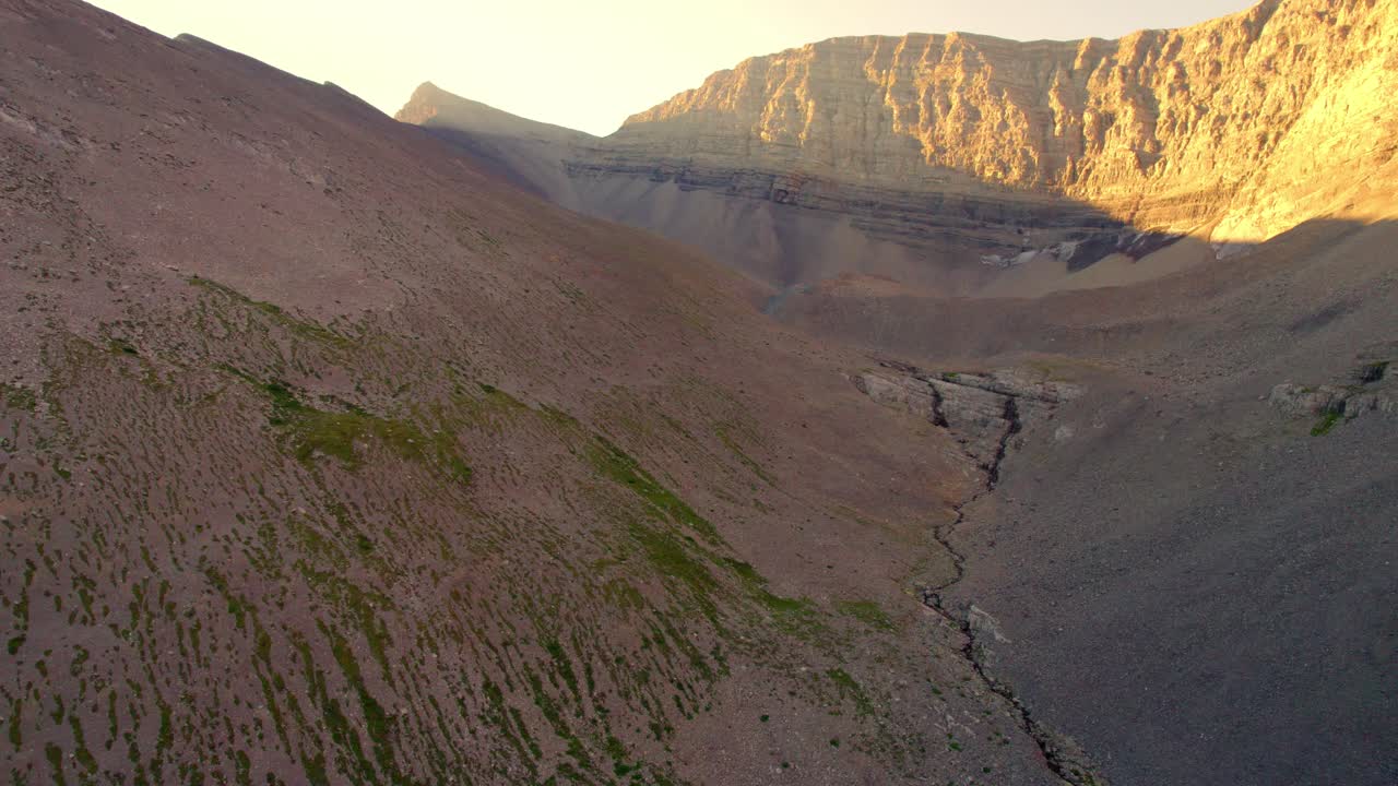 가나나스키스, 알베르타, 캐나다의 카나르본 피크에서 해가 지는 바위  ⁇ 어리로 날아갑니다.