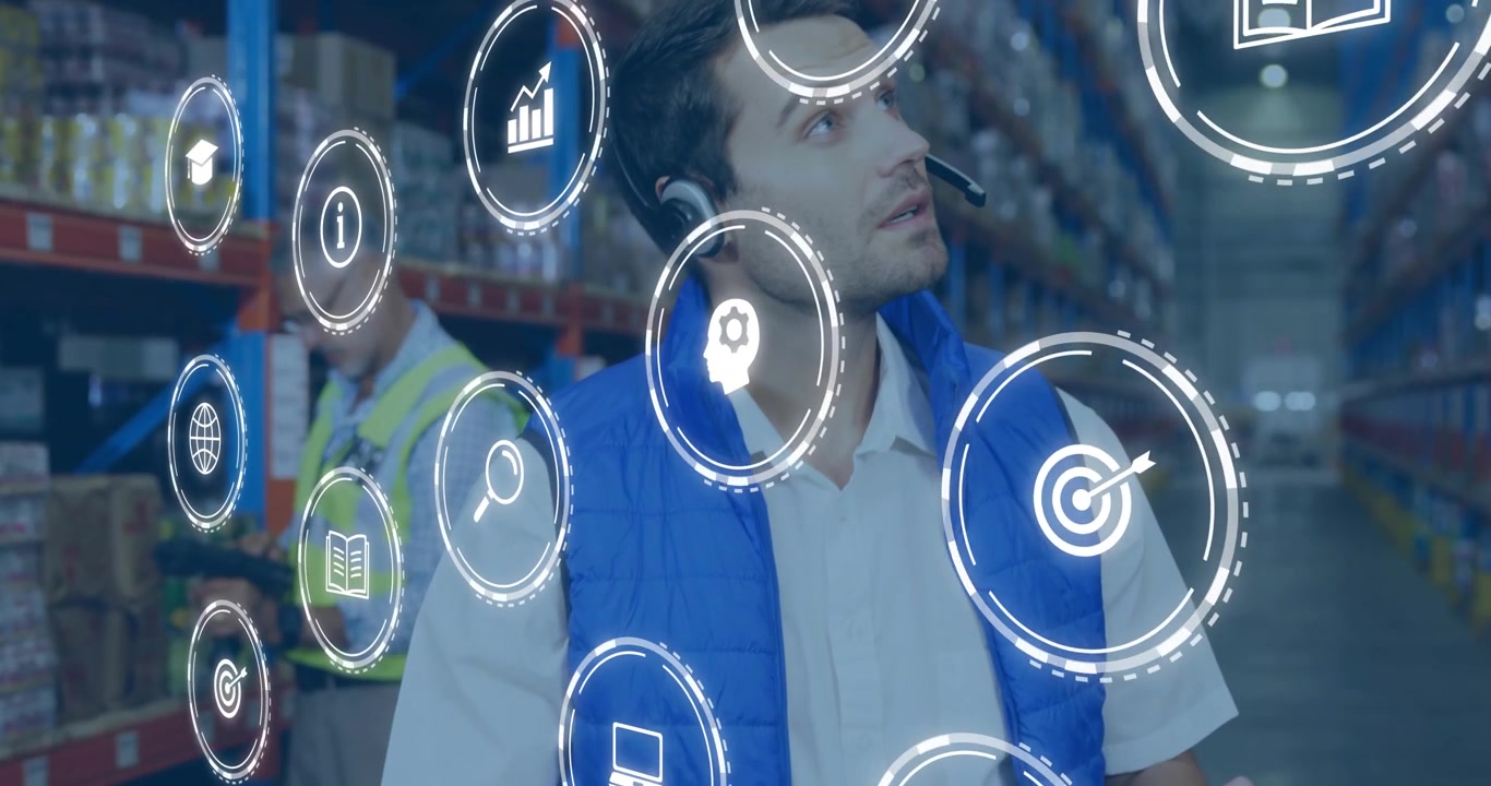Responsabile di magazzino che tocca un tablet, avviando icone AR e verificando lo stock, guidando un collega con lo scanner