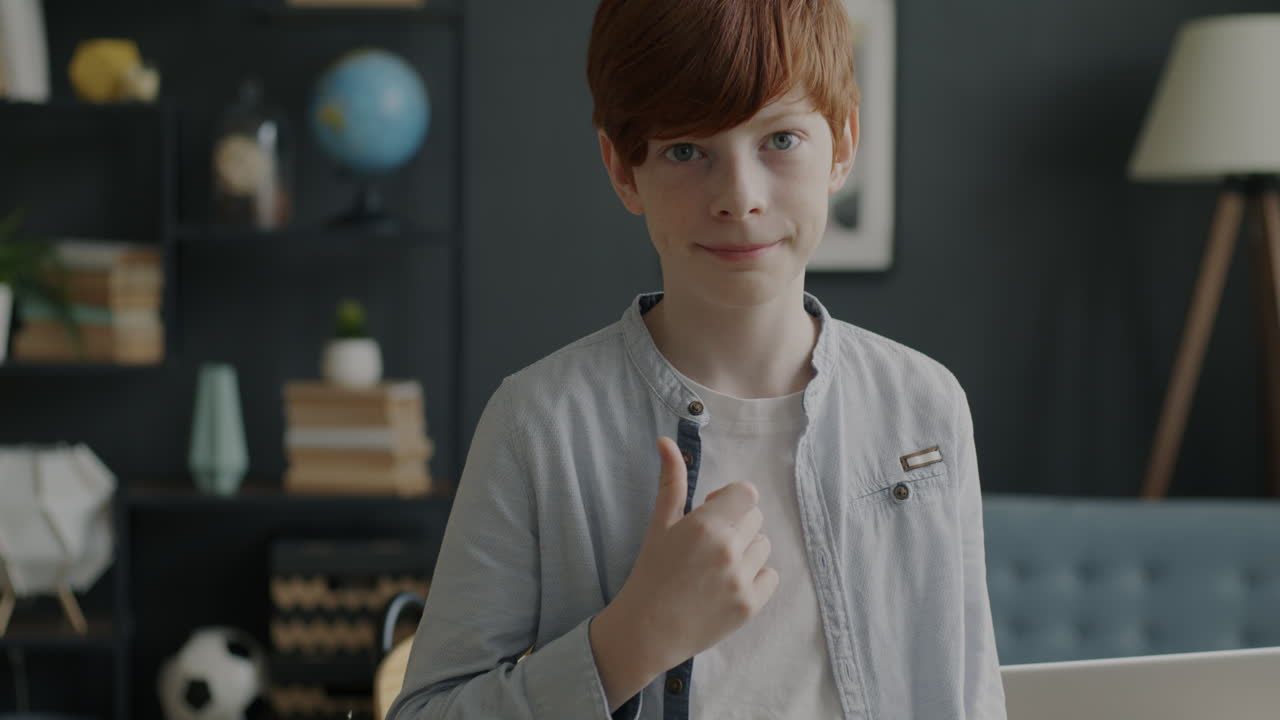 мальчик поднимает большой палец.