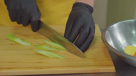 chef cortando el apio