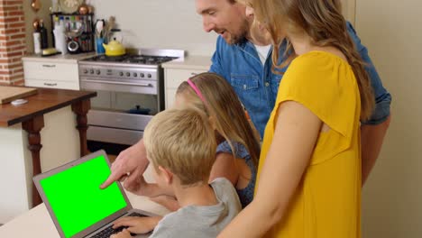 Glückliche-Familie-Mit-Laptop