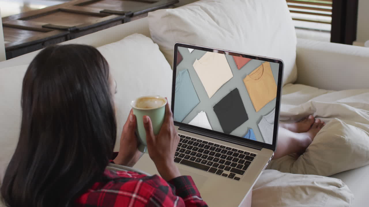 온라인 쇼핑을 위해 집에서 노트북을 사용하는 두 인종의 여성, 슬로우 모션