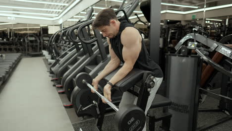 Deportista-Haciendo-Entrenamiento-Muscular-Del-Antebrazo-Con-Barra-De-Muñeca-En-El-Gimnasio