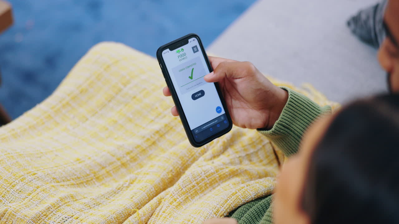 pareja, teléfono y manos en el comercio electrónico para alimentos