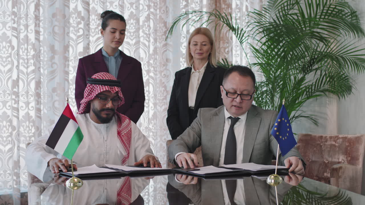 diplomáticos de diferentes países firmando papeles durante las negociaciones