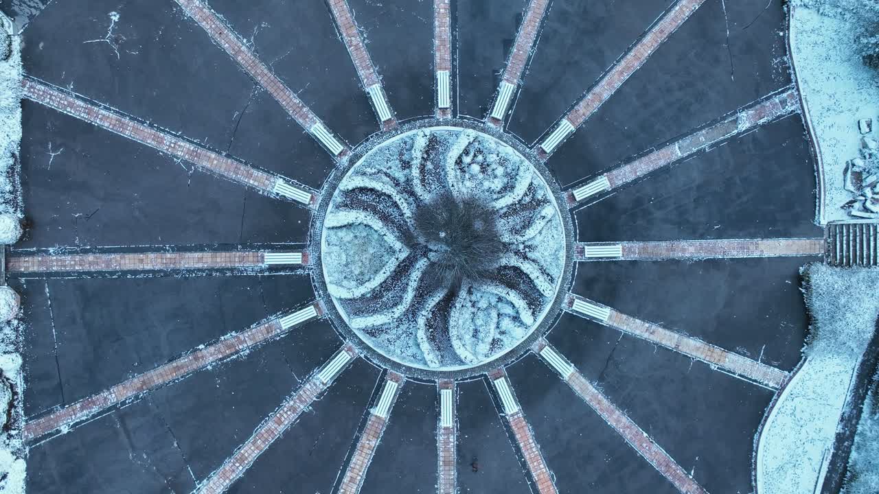 위에서 아래로 공중 뷰, 추운 겨울 날에 태양 광장, 추상적인 예술 패턴, 높은 각도 드론  ⁇