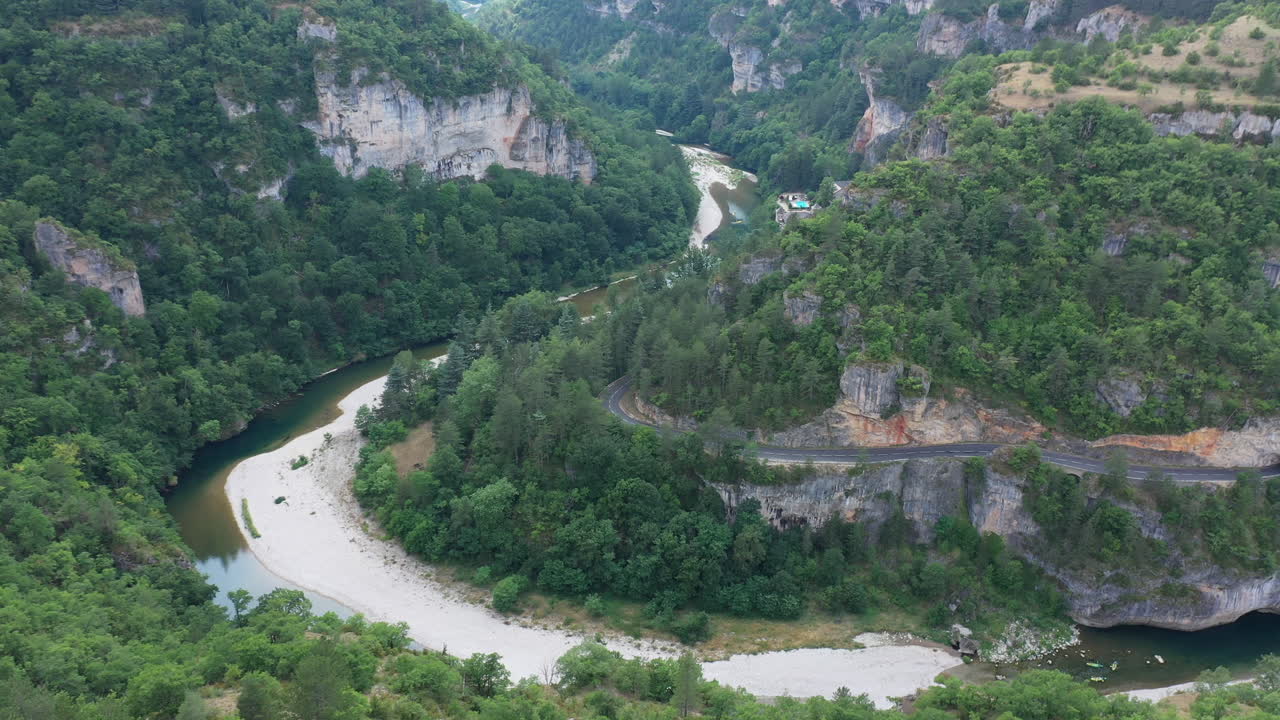 río tarn con un camino sinuoso en un cañón bosque de pinos francia aérea
