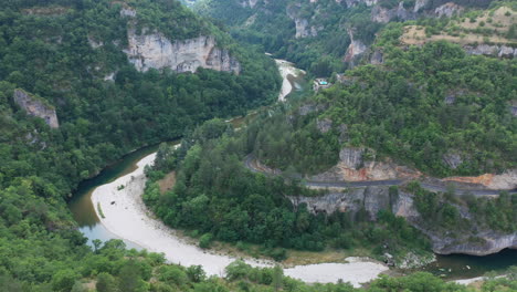 Tarn-Fluss-Mit-Einer-Kurvenreichen-Straße-In-Einem-Canyon-Kiefernwald,-Frankreich-Antenne