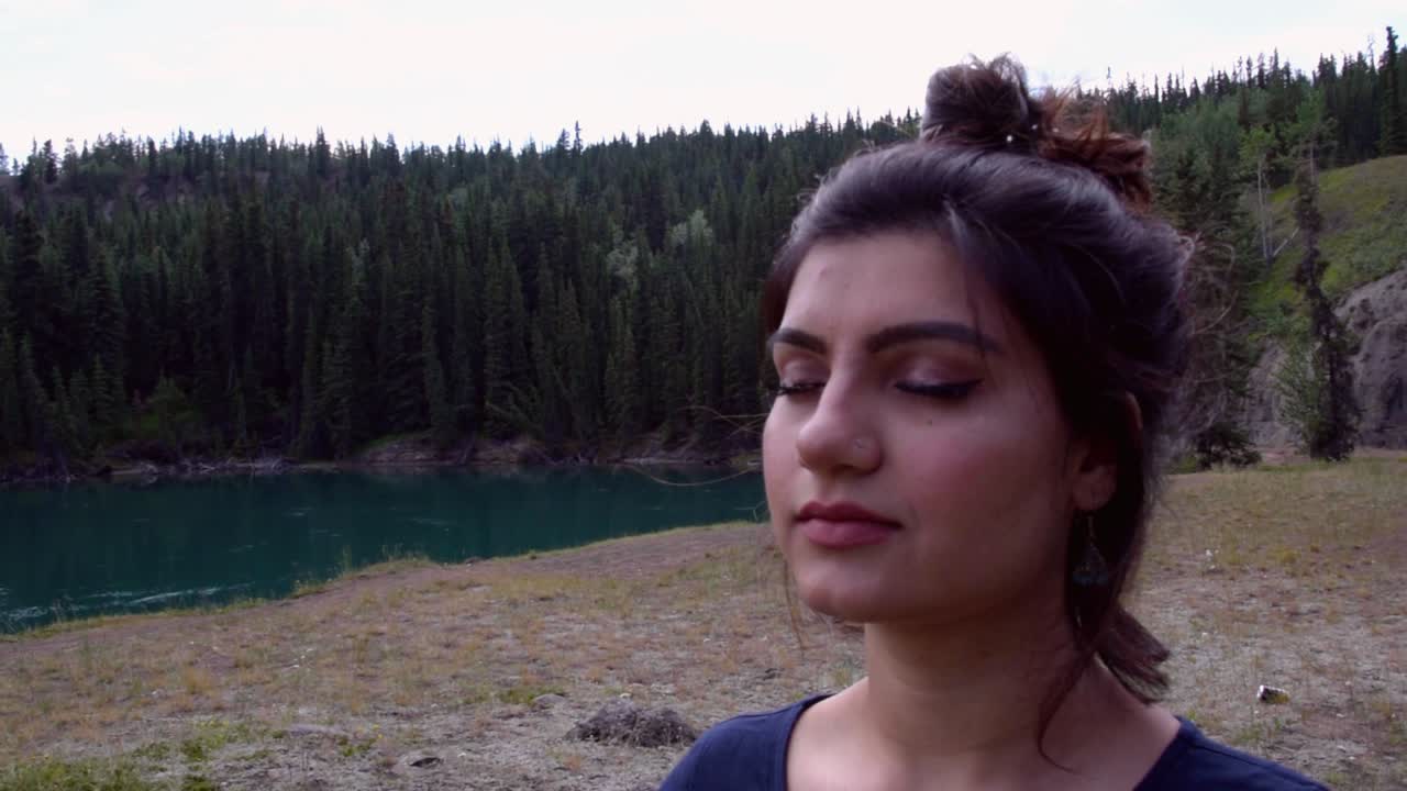 Intialainen nainen meditoi Miles Canyonin maisemassa, lähikuva