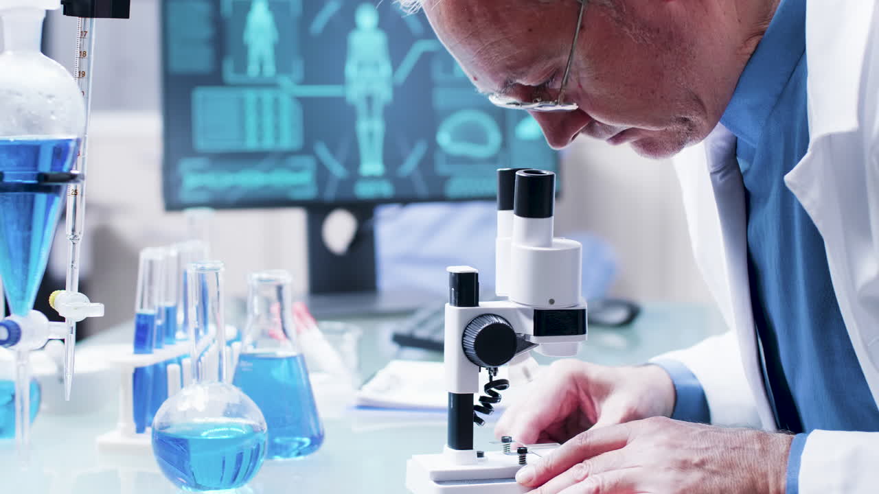 실험실에서 현미경을 사용하는 과학자