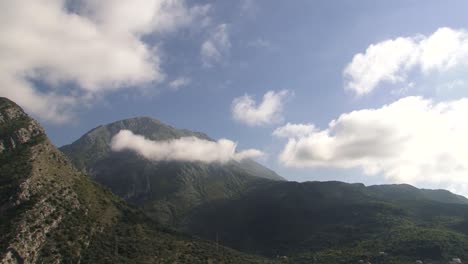 nubes blancas alrededor de la cima de la montaña