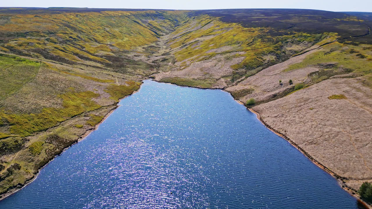 윈스카르 저수지의 항공 영상 요크셔 영국