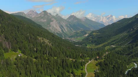 Vista-Aérea-Panorámica-De-Los-Exuberantes-Alpes-Italianos-Con-Picos-De-Montaña-Y-Valles,-Verano