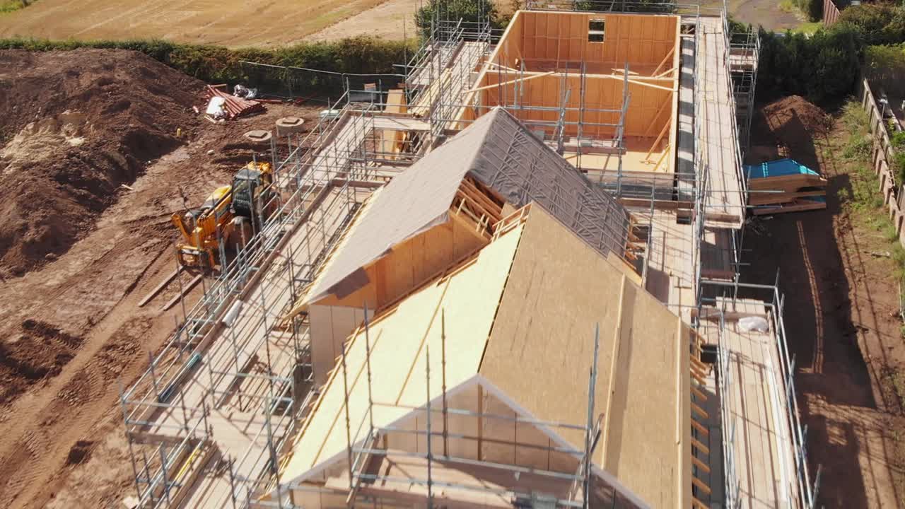 volar sobre un sitio de construcción vacío con casas parcialmente construidas
