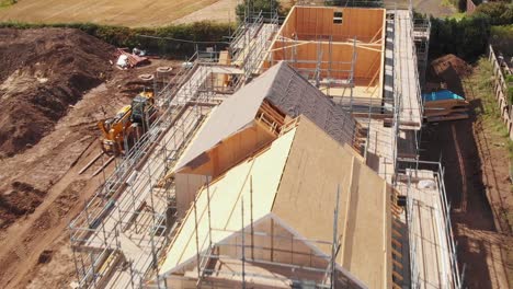 Volar-Sobre-Un-Sitio-De-Construcción-Vacío-Con-Casas-Parcialmente-Construidas