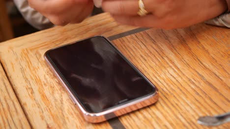 mujer limpiando la pantalla del teléfono