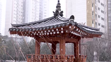 Gazebo-in-snowfall.-South-Korea