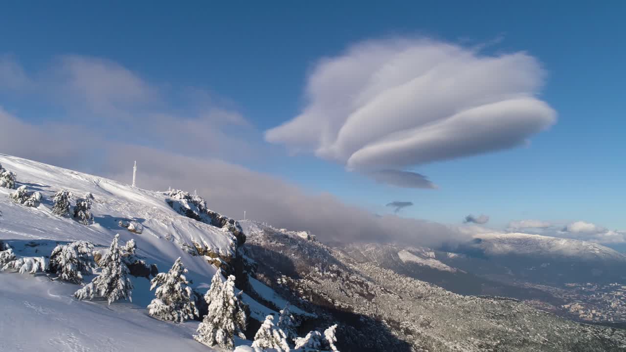 눈 인 산악 풍경과 극적인 구름