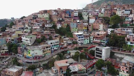Vista-Aérea-De-La-Favela-De-Las-Calles-Dramáticas,-Coloridas-Y-Empinadas-Del-Vecindario