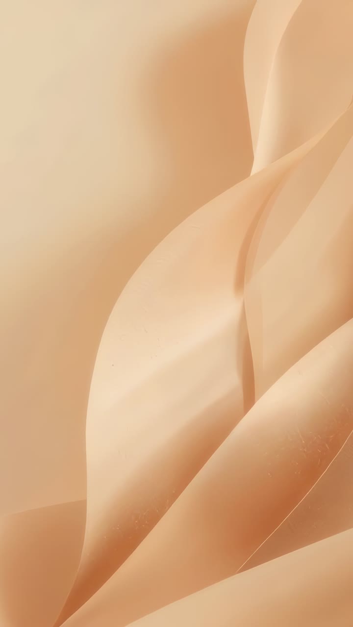 Video verticale: Telecamera in panning che rivela pieghe beige in studio per mostrare texture e sfumature delicate.