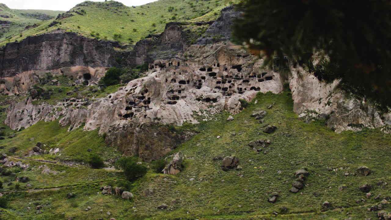 Vista del monte Erusheti, Zoom sul Monastero Rupestre, Vardzia, Georgia
