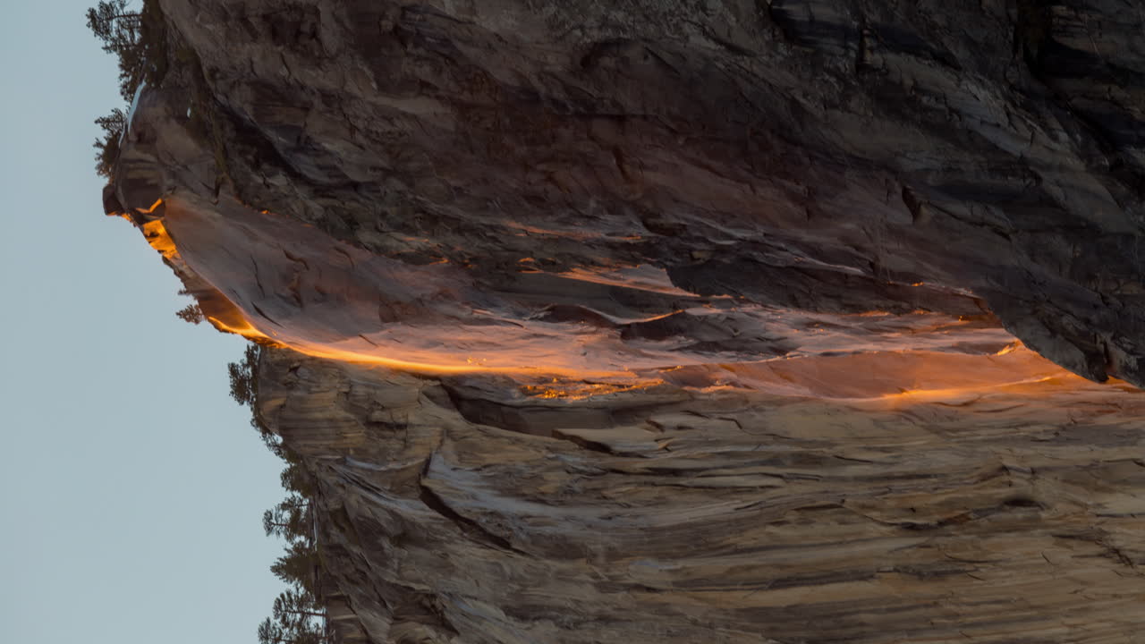 la cascada de fuego de yosemite en el parque nacional de yosemite, estados unidos
