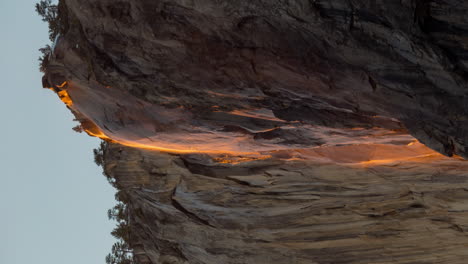 Cascada-Resplandeciente-De-Yosemite-Firefall-En-El-Parque-Nacional-De-Yosemite,-Estados-Unidos