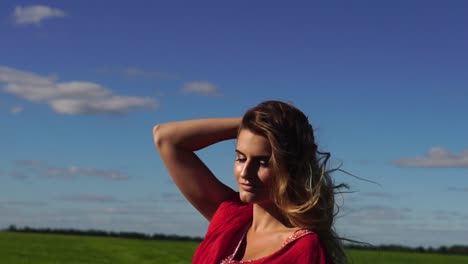 mujer de vestido rojo con el cabello soplado