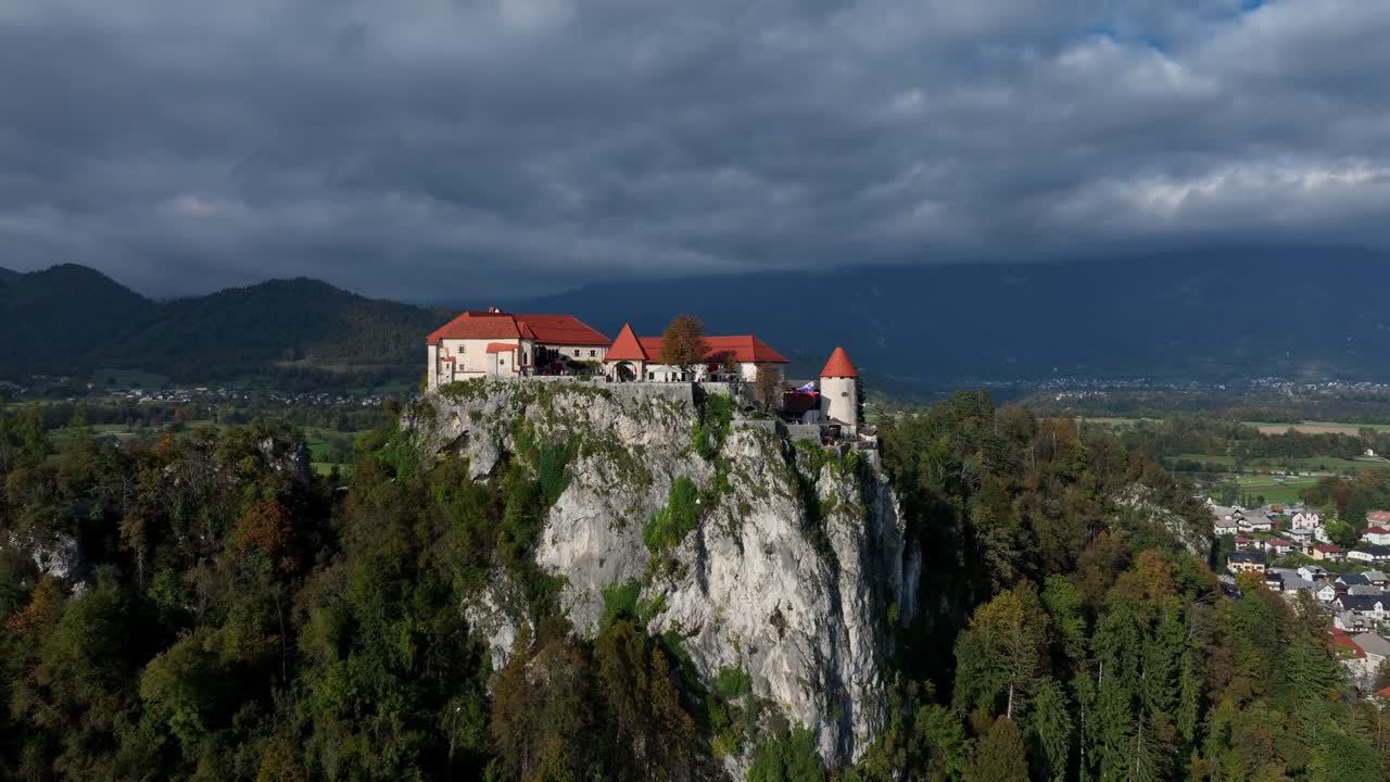 Ormanın üzerindeki uçurumda Orta Çağ Bled Kalesi - Havadan Tanıtım