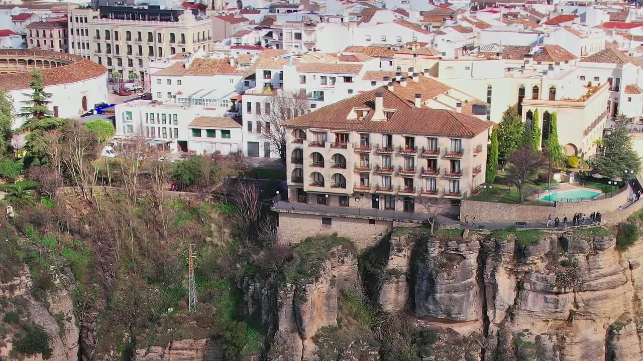 Udsigt over Málaga fra oven viser bygninger og natur nær klipperne