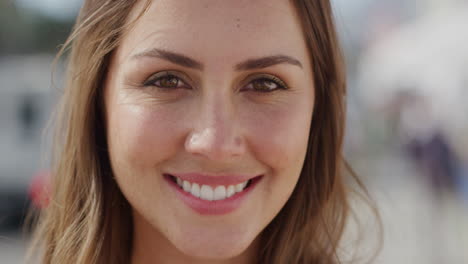 retrato de una mujer hermosa sonriendo en vacaciones