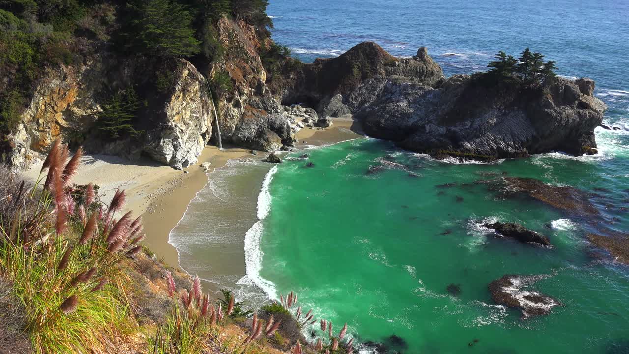 캘리포니아 1번 고속도로 2번을 따라 줄리아 파이퍼 화상에서 맥웨이 폭포의 높은 각도 보기