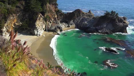 Un-Alto-ángulo-De-Vista-De-Mcway-Falls-En-Julia-Pfeiffer-Burns-A-Lo-Largo-De-California-Highway-One-2