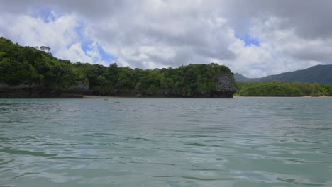 Una-Impresionante-Toma-De-Las-Serenas-Aguas-De-La-Bahía-De-Kabira-Cerca-De-Ishigaki,-Destacando-Las-Formaciones-Rocosas