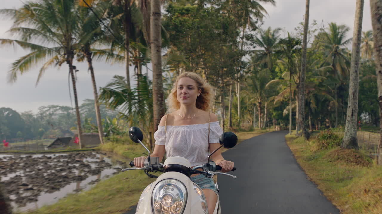 열대 섬 로드 트립 에서 오토바이 를 타고 오토바이 를 타고 여행 휴가 4k 를 즐기는 젊은 여성