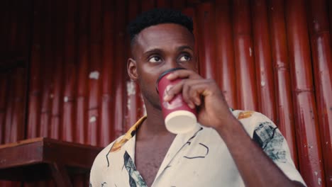 hombre bebiendo café al aire libre