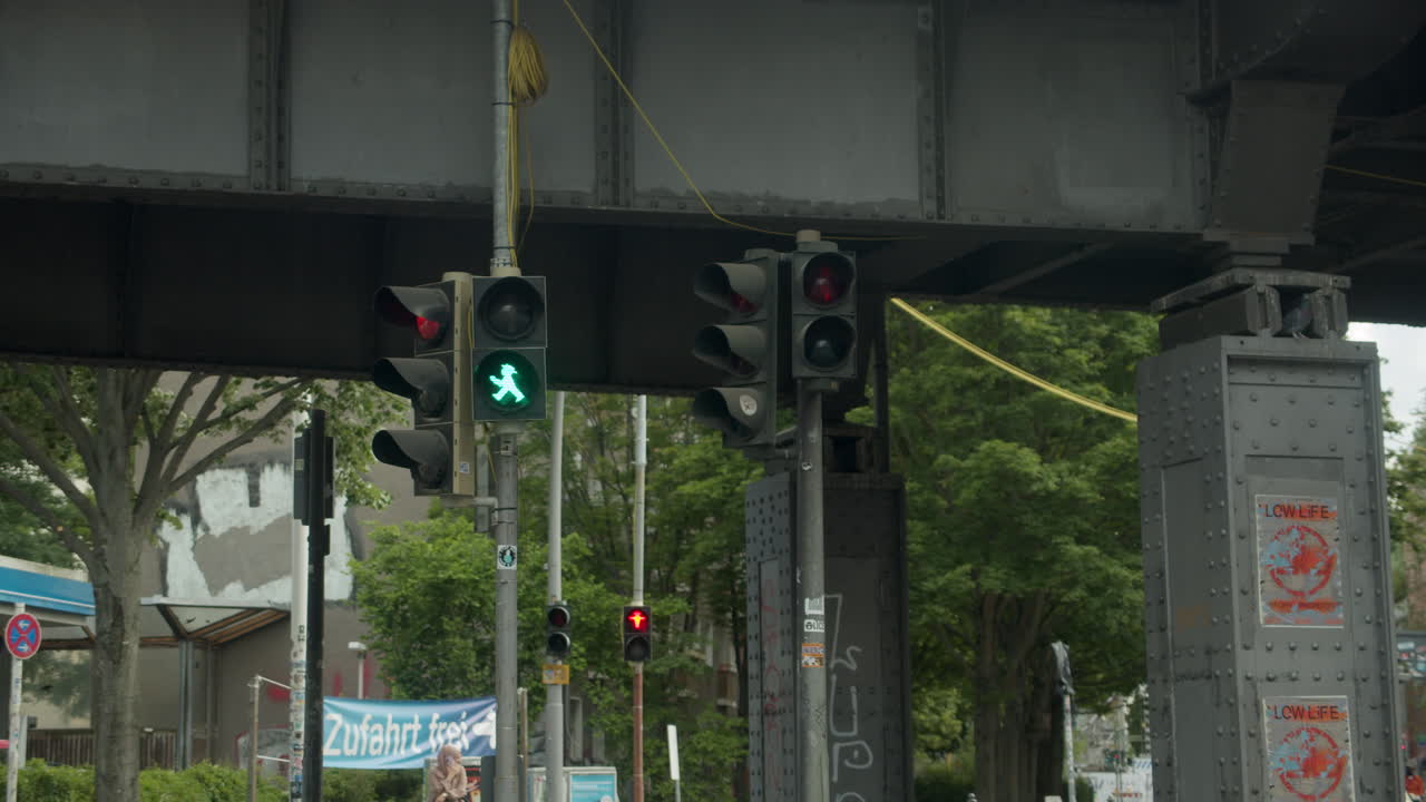 베를린 ampelmännchen 신호등은 도시 교외 거리에서 녹색에서 빨간색으로 바뀝니다.