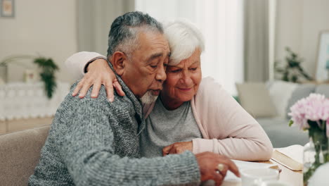 una pareja de ancianos, leyendo la biblia juntos