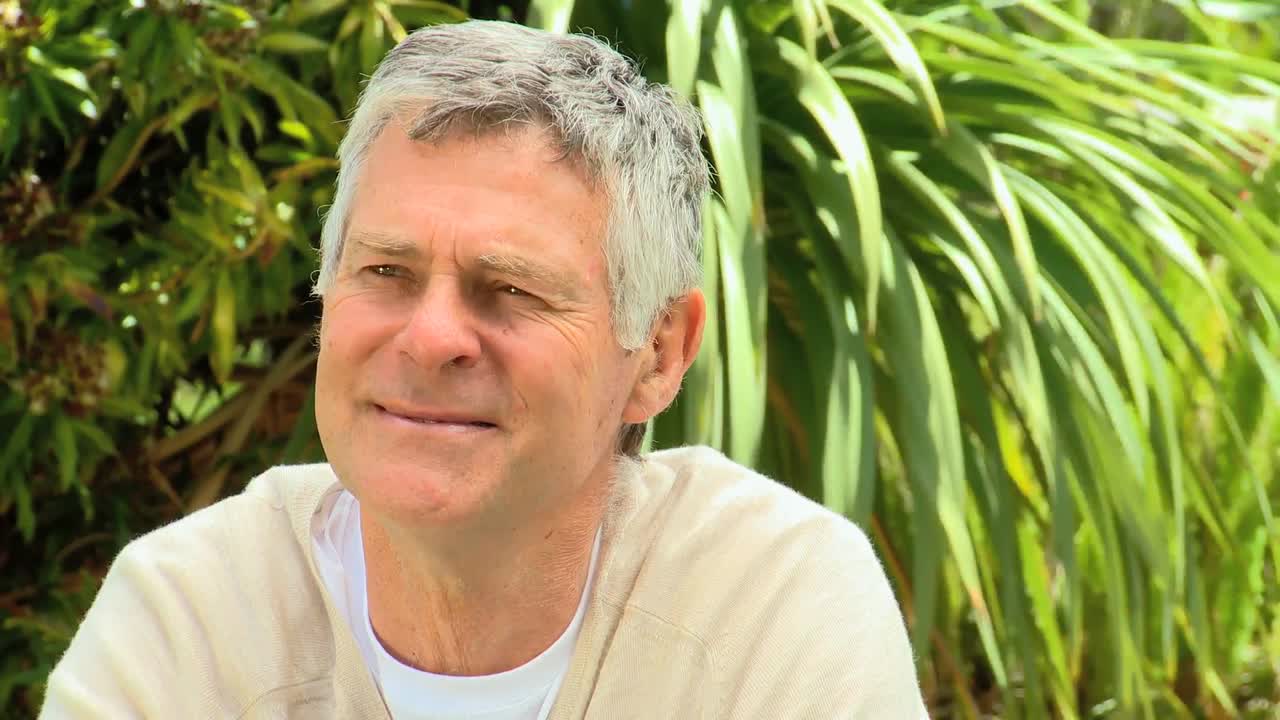 hombre pensativo retirado