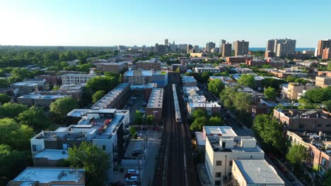 Tren-Elevado-Que-Pasa-Por-Un-Suburbio-De-Chicago-Con-Un-Telón-De-Fondo-De-Vegetación-Y-Paisaje-Urbano.