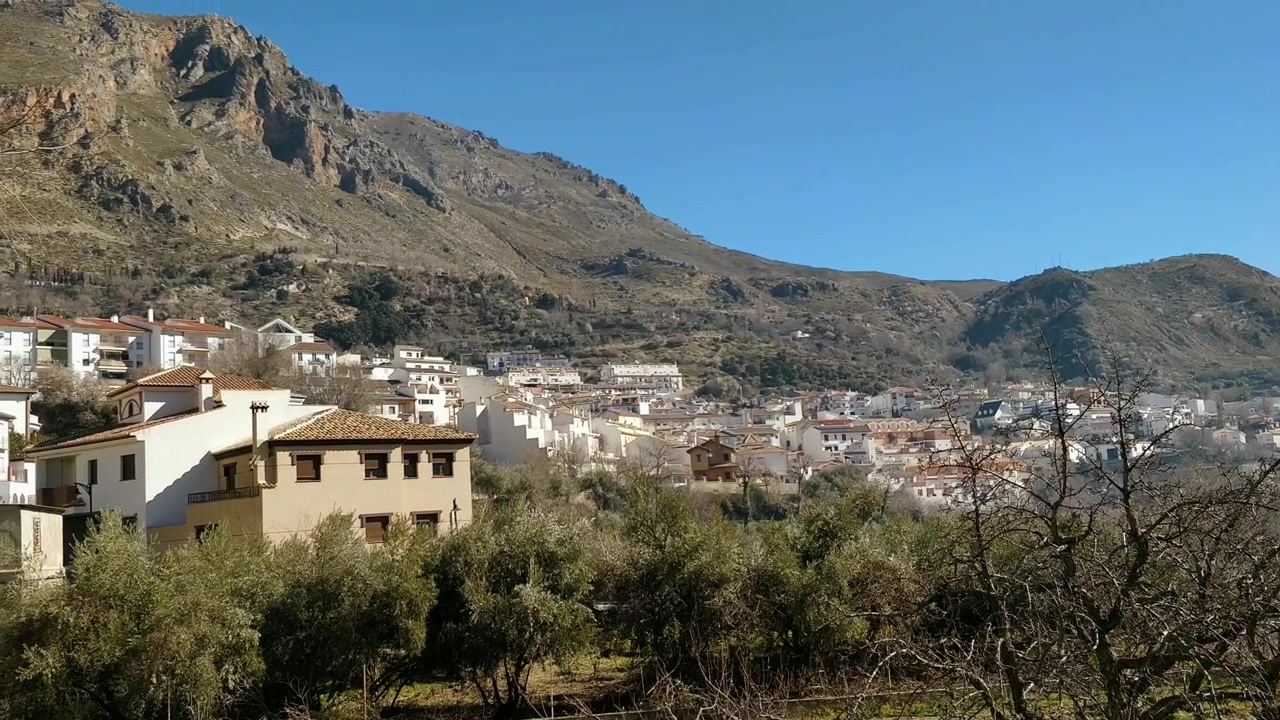 Villaggio bianco andaluso con sfondo montuoso, ripresa inclinata