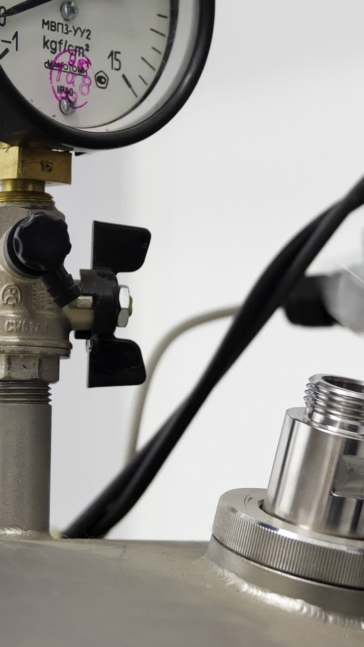 실린더에 장비를 연결하는 기술자