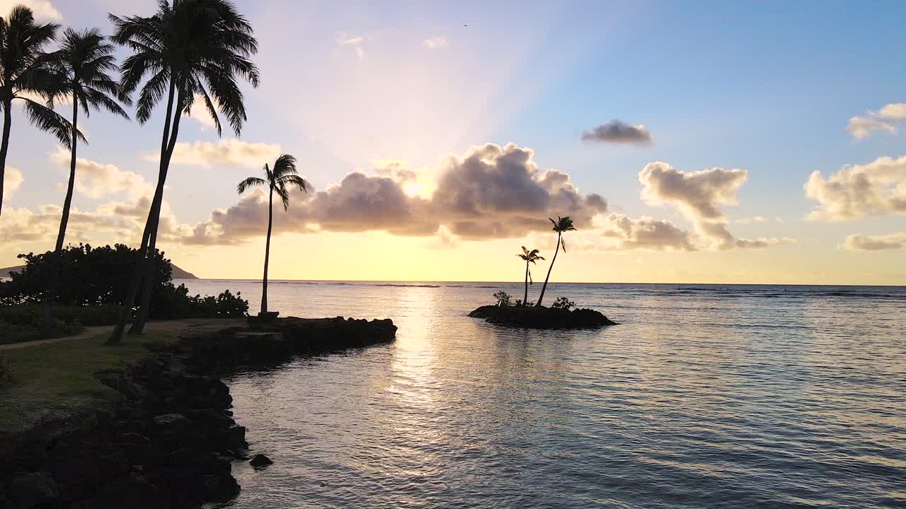 Flyby Point of Interest Palm Tree Island Silhouettes, The ultimate Hawaiian experience at Kāhala Beach, Honolulu in 2021