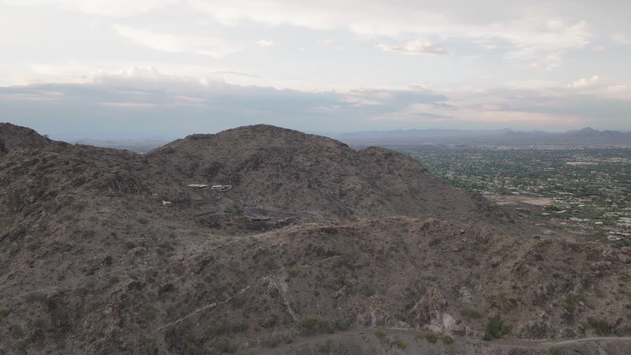 imagen de un avión no tripulado volando sobre la montaña de la momia revelando el área suburbana cerca de phoenix, arizona en estados unidos