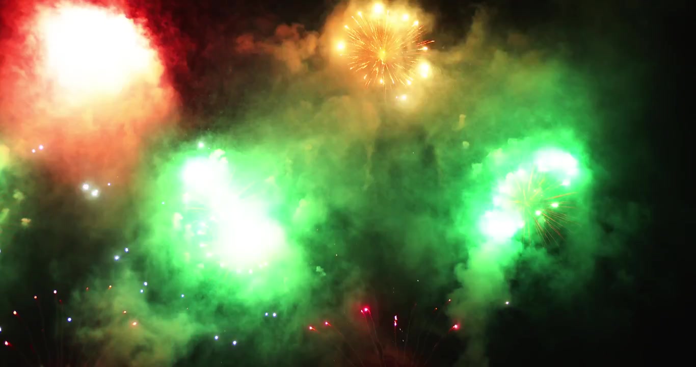 Ripresa dal basso di fuochi d'artificio a Capodanno che illuminano il cielo.