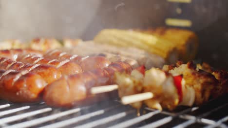 Würstchen-Maiskolben-und-Kebabs-Grillen-Auf-Einem-Grill