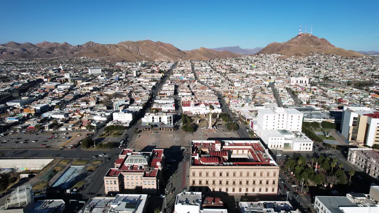 colpo di drone del centro della città di chihuahua e degli edifici della piazza principale